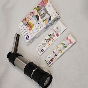 KitchenAid  Cookie press with Cupcake And Tip decorating kits